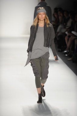 bir model nicholas k göstermek de pist yürür