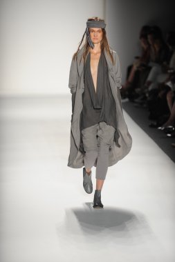 bir model nicholas k göstermek de pist yürür