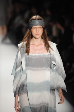 bir model nicholas k göstermek de pist yürür