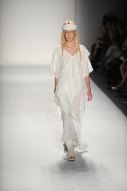 bir model nicholas k göstermek de pist yürür