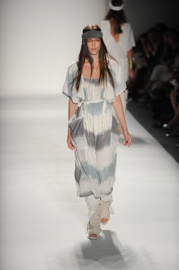 bir model nicholas k göstermek de pist yürür