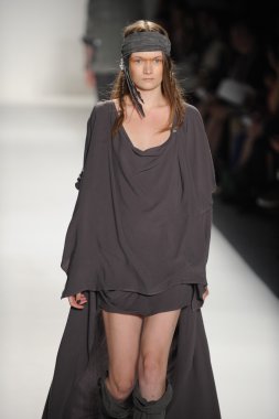 Model nicholas k Fuarı nda pistin final yürümek