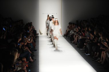 modelleri pist finale nicholas k Show'da yürümek.