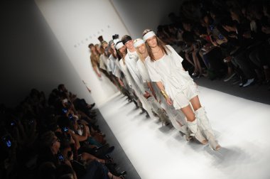 modelleri pist finale nicholas k Show'da yürümek.