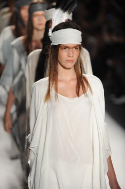 modelleri pist finale nicholas k Show'da yürümek.