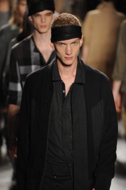 modelleri pist finale nicholas k Show'da yürümek.