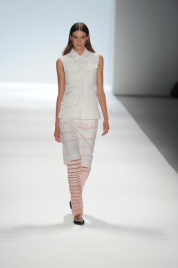 bir model richard chai pist yürür