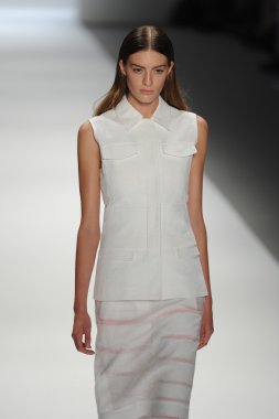 bir model richard chai pist yürür