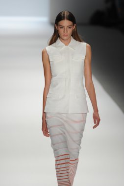 bir model richard chai pist yürür