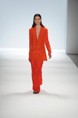 bir model richard chai pist yürür