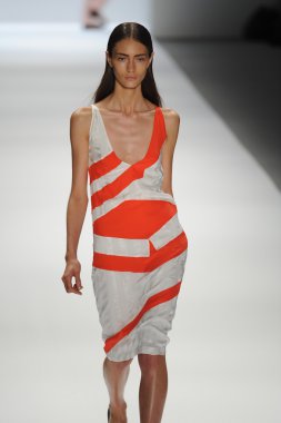 bir model richard chai pist yürür