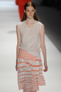 bir model richard chai pist yürür