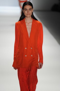 bir model richard chai pist yürür