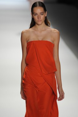 bir model richard chai pist yürür