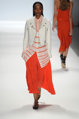 bir model richard chai pist yürür