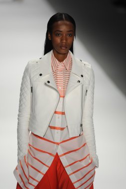 bir model richard chai pist yürür