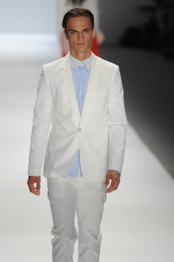 bir model richard chai pist yürür
