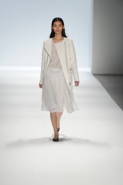 bir model richard chai pist yürür