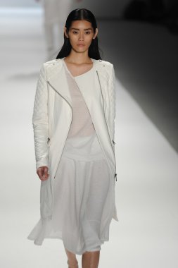 bir model richard chai pist yürür