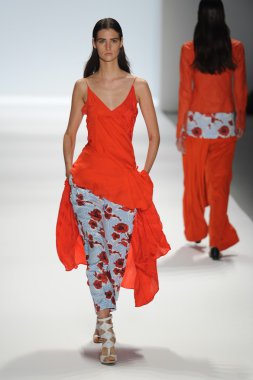 bir model richard chai pist yürür