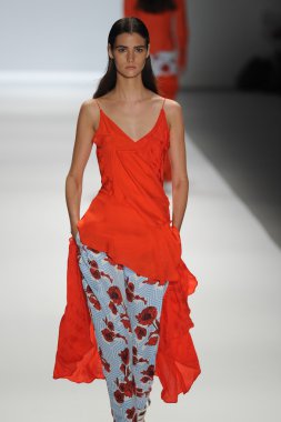 bir model richard chai pist yürür