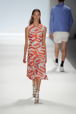 bir model richard chai pist yürür