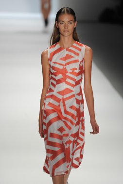 bir model richard chai pist yürür