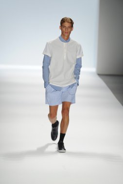 bir model richard chai pist yürür