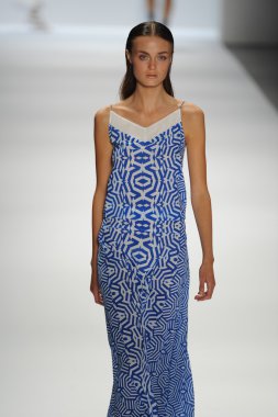 bir model richard chai pist yürür