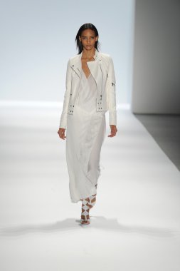 bir model richard chai pist yürür