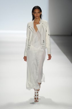 bir model richard chai pist yürür