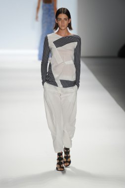 bir model richard chai pist yürür