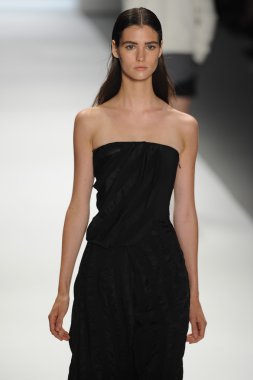 bir model richard chai pist yürür