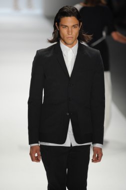 bir model richard chai pist yürür