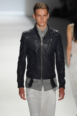 bir model richard chai pist yürür