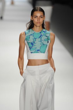 bir model richard chai pist yürür