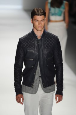 bir model richard chai pist yürür