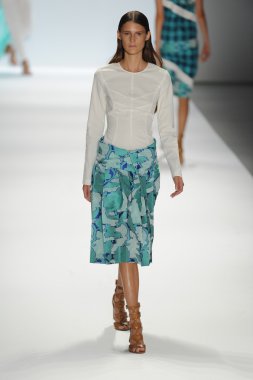 bir model richard chai pist yürür