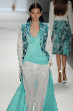 bir model richard chai pist yürür