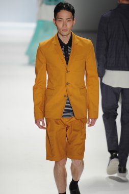 bir model richard chai pist yürür