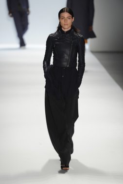 bir model richard chai pist yürür