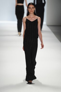 bir model richard chai pist yürür