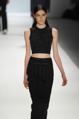 bir model richard chai pist yürür