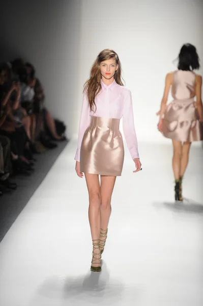 Una modelo camina por la pasarela en el desfile de moda Marissa Webb Spring 2014 — Foto de Stock