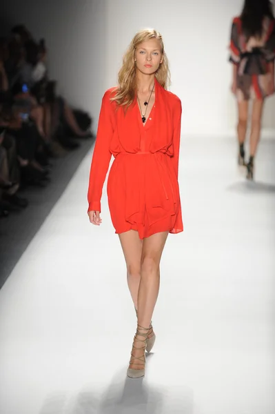 モデルは、マリッサの滑走路を歩くウェッブ春の 2014年ファッションショー — ストック写真