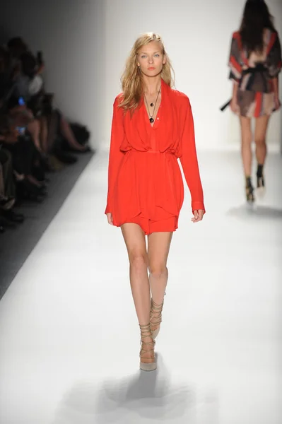 A model walks the runway at the Marissa Webb Spring 2014 fashion show — Stock Photo, Image