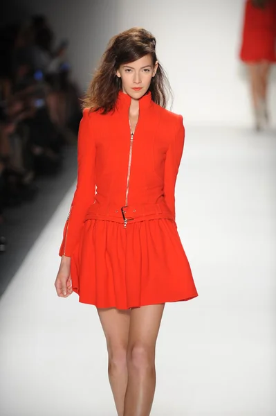 A model walks the runway at the Marissa Webb Spring 2014 fashion show — Stock Photo, Image