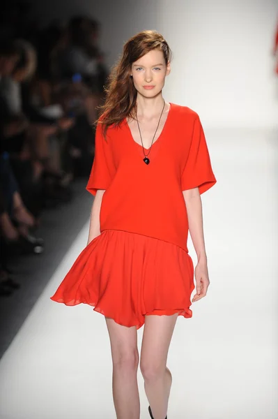 A model walks the runway at the Marissa Webb Spring 2014 fashion show — Stock Photo, Image