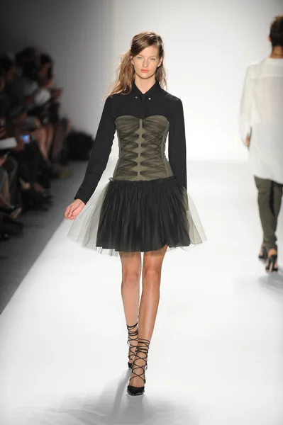 A modell sétál a kifutópályán a Marissa Webb tavaszi 2014 divatbemutató — Stock Fotó
