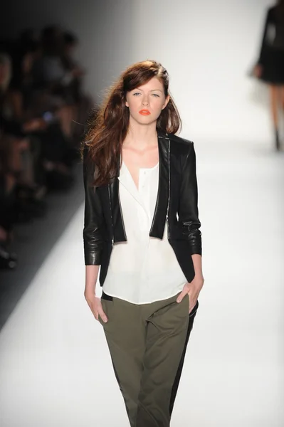 Una modelo camina por la pasarela en el desfile de moda Marissa Webb Spring 2014 — Foto de Stock